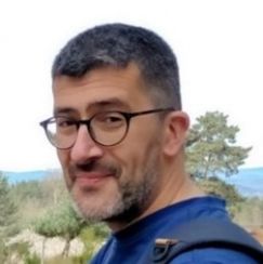 Portrait de Sébastien Carcelle, un homme avec des lunettes et une barbe
